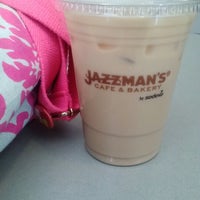 Foto tomada en Jazzman&amp;#39;s Cafe &amp;amp; Bakery  por Andi E. el 12/4/2012