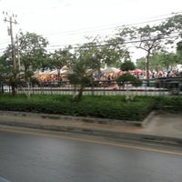 Photo taken at ป้ายรถเมย์ สนามกีฬาหัวหมาก by N0NGL3K on 10/17/2012
