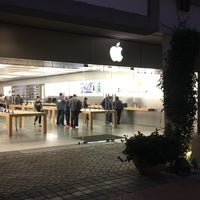 Photo taken at Apple Biltmore by Abdullah.Moh on 1/23/2017