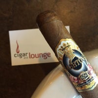 Foto tirada no(a) Cigar and Lounge por Demian E. em 7/11/2015