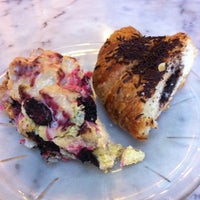 Foto tomada en Upper Crust Bakery &amp;amp; Eatery  por Eryn el 10/18/2012