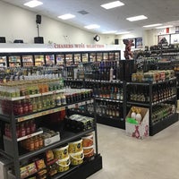 2/27/2023 tarihinde Chasers Liquor Store &amp;amp; Barziyaretçi tarafından Chasers Liquor Store &amp;amp; Bar'de çekilen fotoğraf