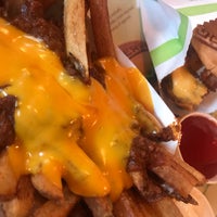 รูปภาพถ่ายที่ BurgerFi โดย Gabrielita เมื่อ 4/28/2019