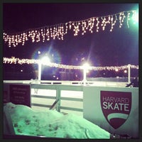 2/17/2013 tarihinde Steven M.ziyaretçi tarafından Harvard Skate'de çekilen fotoğraf