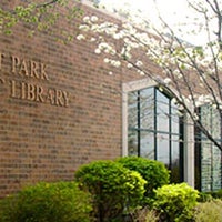 9/27/2013 tarihinde Forest Park Public Libraryziyaretçi tarafından Forest Park Public Library'de çekilen fotoğraf