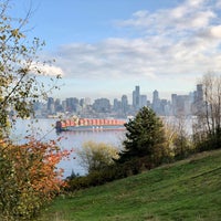Photo taken at Hamilton Viewpoint Park by Aaron on 11/10/2021