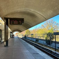 Foto tirada no(a) Takoma Metro Station por Aaron em 11/20/2023