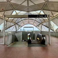 Das Foto wurde bei Tysons Metro Station von Aaron am 5/25/2024 aufgenommen