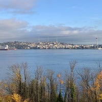 Photo taken at Hamilton Viewpoint Park by Aaron on 11/10/2021