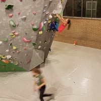 Foto diambil di Kei Boulderhal Wagenwerkplaats oleh Selina R. pada 12/19/2018