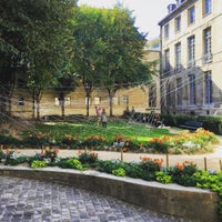 Photo taken at Jardin de l’Hôtel Lamoignon by Marc L. on 10/2/2015