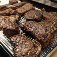Das Foto wurde bei Shula&amp;#39;s Steakhouse at the Alexander™ von Travel Channel am 10/11/2011 aufgenommen
