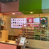 Photo taken at Sprinkles The Grove by Carolyne G. on 2/4/2023