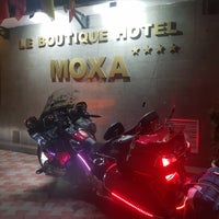 Foto diambil di Le Boutique Hotel Moxa oleh Raed S. pada 10/28/2023
