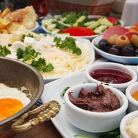 Снимок сделан в BlueEyes Cafe&amp;amp;Restaurant пользователем Umut yüceloğlu 8/13/2015