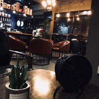 Das Foto wurde bei Arya’s Coffee &amp;amp; Tea von Gabe am 8/13/2018 aufgenommen