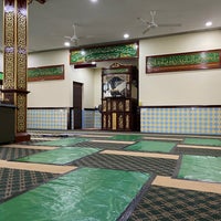 Photo taken at Masjid Pertempatan Melayu Sembawang (Mosque) by Ridz u. on 2/11/2021