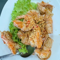 Photo taken at Laem Cha-Reon Seafood by Missy M. on 3/16/2024