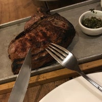 Das Foto wurde bei Vermelho Burgers &amp;amp; Steaks von Alê G. am 1/10/2018 aufgenommen