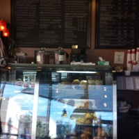 Foto tomada en Simones Coffee &amp;amp; Tea  por Sam B. el 10/15/2012