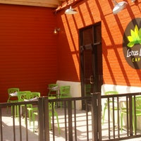 4/6/2014 tarihinde Lotus Leaf Cafeziyaretçi tarafından Lotus Leaf Cafe'de çekilen fotoğraf