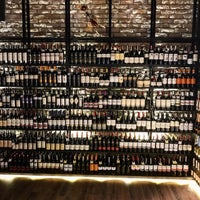 Foto tirada no(a) Bordo Şarap ve İçki Mağazası por Serdar Dinç 4. em 8/18/2017