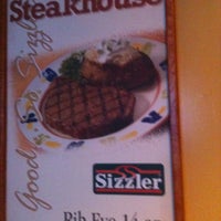 Photo taken at Sizzler by Ingrid Garcia G. on 1/13/2013