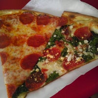 Das Foto wurde bei Coney Island Pizzeria von Extreme Road Trip am 9/26/2013 aufgenommen