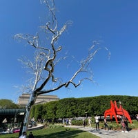 Photo taken at National Gallery of Art Sculpture Garden Ice Rink by Randy on 4/24/2022