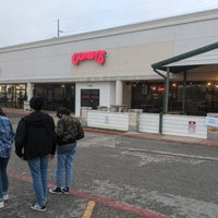 Foto diambil di Gumby&amp;#39;s Pizza oleh Randy pada 3/25/2021