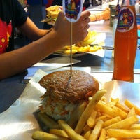 Foto tomada en Bomber&amp;#39;s Burger  por Ketuapenjahat88 el 4/25/2013