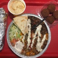 Снимок сделан в The Halal Guys пользователем Paula B. 2/18/2018