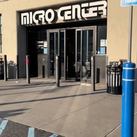 Foto diambil di Micro Center oleh Fabricio pada 10/11/2022
