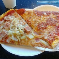Снимок сделан в Joey&amp;#39;s House of Pizza пользователем Lil C. 12/13/2012