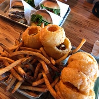 Foto diambil di BurgerFi oleh Carolyn T. pada 12/10/2018