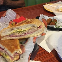 รูปภาพถ่ายที่ Pipo&amp;#39;s: The Original Cuban Cafe โดย Olga เมื่อ 7/18/2020