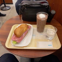 Photo taken at Doutor Coffee Shop by Taiga K. on 5/5/2021