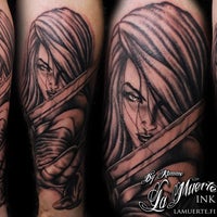 11/7/2013 tarihinde La Muerte Ink Tattoo Studioziyaretçi tarafından La Muerte Ink Tattoo Studio'de çekilen fotoğraf