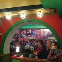 Снимок сделан в Hinchada Sport Bar пользователем Karen A. 2/13/2013