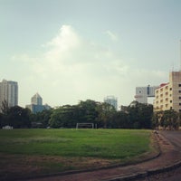 Photo taken at สนามบาสกองปราบฯ by Maetee L. on 10/20/2012