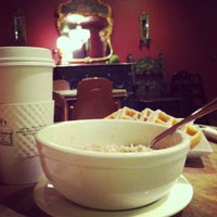 รูปภาพถ่ายที่ Café on the Green โดย Kristen H. เมื่อ 10/7/2012