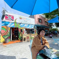 5/27/2022 tarihinde Anton R.ziyaretçi tarafından Cocobreeze Caribbean Restaurant and Bakery'de çekilen fotoğraf