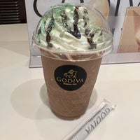 Photo taken at Godiva by 三限 on 8/12/2023