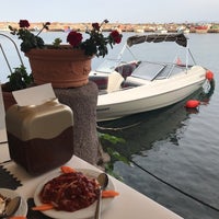 Das Foto wurde bei Assos Yıldız Balık Restaurant von Pınar🍓 Z. am 5/19/2019 aufgenommen