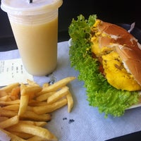 รูปภาพถ่ายที่ Prime Dog โดย Caroline เมื่อ 12/5/2012