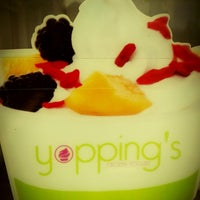 Photo taken at yoppings Frozen Yogurth &amp;amp; Salads by Pau I. on 7/30/2014