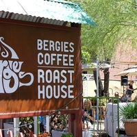 2/16/2018 tarihinde Bergie&amp;#39;s Coffee Roastziyaretçi tarafından Bergie&amp;#39;s Coffee Roast'de çekilen fotoğraf