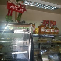 8/10/2013 tarihinde Jean E.ziyaretçi tarafından Kiwi Bread and Pastry Shop'de çekilen fotoğraf