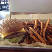 Foto tirada no(a) MOOYAH Burgers, Fries &amp;amp; Shakes por Heather em 7/11/2014