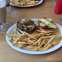 รูปภาพถ่ายที่ Jack&amp;#39;s Prime Burgers &amp;amp; Shakes โดย Ryota E. เมื่อ 5/1/2013